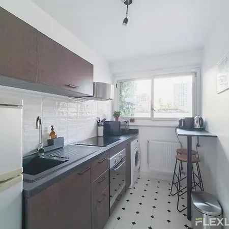 Charming Bright One-bedroom Flat With Private Balcony And Shared Swimming פריז
