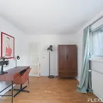 Lägenhet Charming Bright One-bedroom Flat With Private Balcony And Shared Swimming