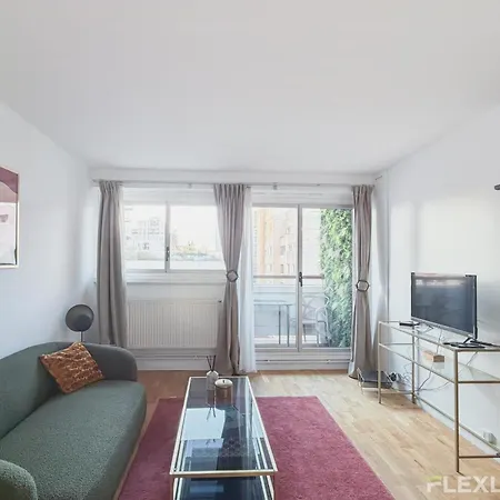 Charming Bright One-bedroom Flat With Private Balcony And Shared Swimming Apartmán *