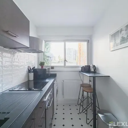 Appartement Charming Bright One-bedroom Flat With Private Balcony And Shared Swimming