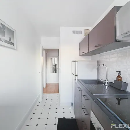 Charming Bright One-bedroom Flat With Private Balcony And Shared Swimming Appartement *