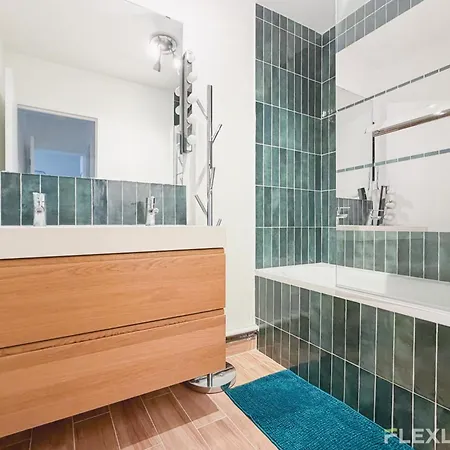 Appartement Charming Bright One-bedroom Flat With Private Balcony And Shared Swimming Parijs