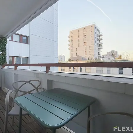 Charming Bright One-bedroom Flat With Private Balcony And Shared Swimming Appartement *