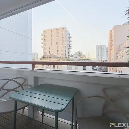 Appartement Charming Bright One-bedroom Flat With Private Balcony And Shared Swimming *