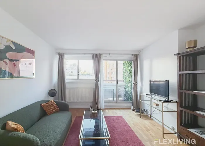 Charming Bright One-bedroom Flat With Private Balcony And Shared Swimming Apartmán *