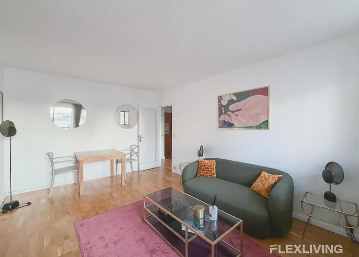 Apartmán Charming Bright One-bedroom Flat With Private Balcony And Shared Swimming Paříž
