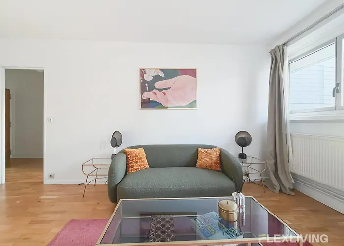 Apartmán Charming Bright One-bedroom Flat With Private Balcony And Shared Swimming *