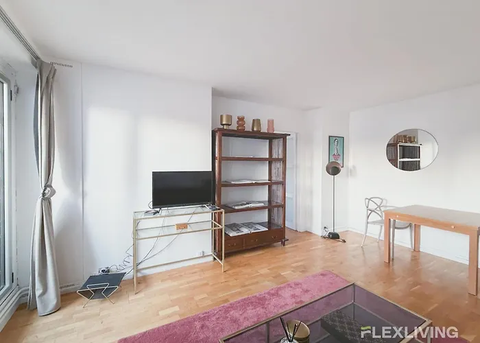 Charming Bright One-bedroom Flat With Private Balcony And Shared Swimming Paříž