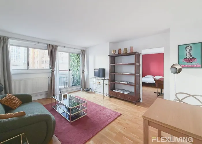 Charming Bright One-bedroom Flat With Private Balcony And Shared Swimming Apartmán