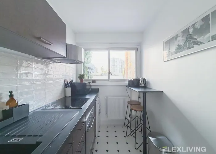 Apartmán Charming Bright One-bedroom Flat With Private Balcony And Shared Swimming