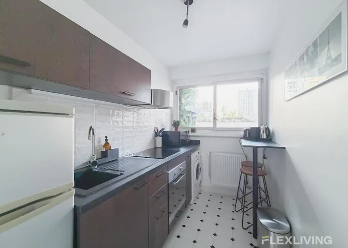 Charming Bright One-bedroom Flat With Private Balcony And Shared Swimming Paříž