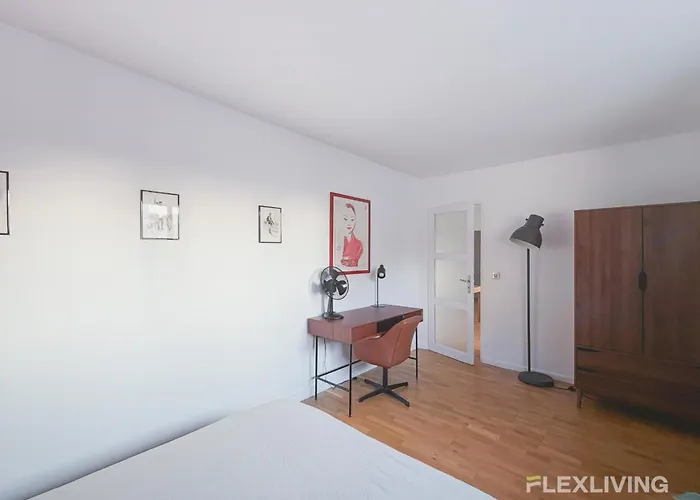 Charming Bright One-bedroom Flat With Private Balcony And Shared Swimming Apartmán *