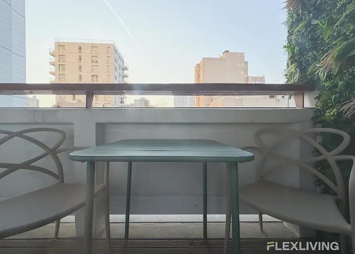 Apartmán Charming Bright One-bedroom Flat With Private Balcony And Shared Swimming *