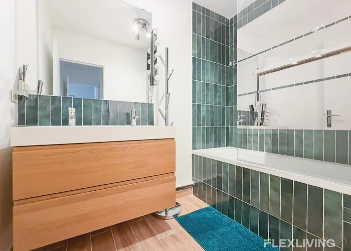 Apartmán Charming Bright One-bedroom Flat With Private Balcony And Shared Swimming Paříž