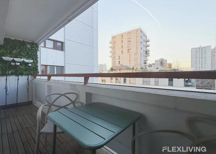Charming Bright One-bedroom Flat With Private Balcony And Shared Swimming Apartmán *