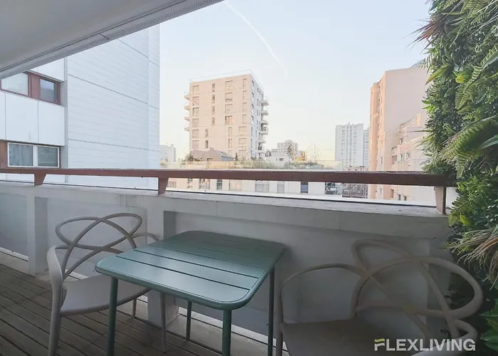 Apartmán Charming Bright One-bedroom Flat With Private Balcony And Shared Swimming *