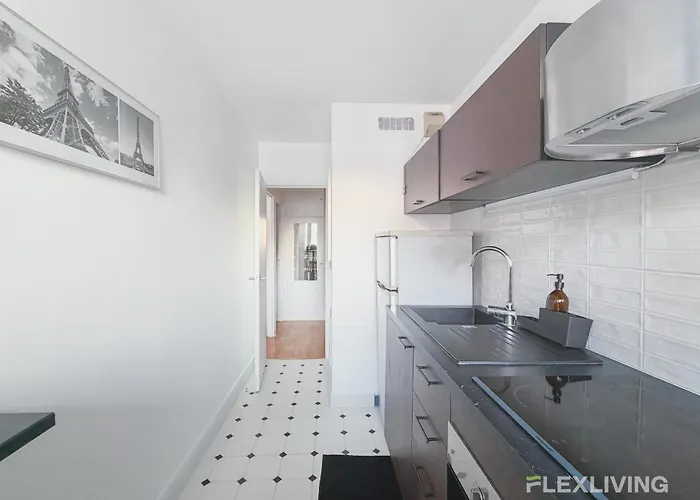 Charming Bright One-bedroom Flat With Private Balcony And Shared Swimming Appartamento *